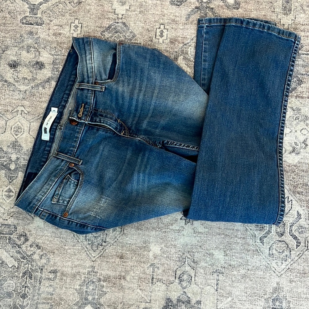 LEVI’S STRAIGHT LEG JEANS